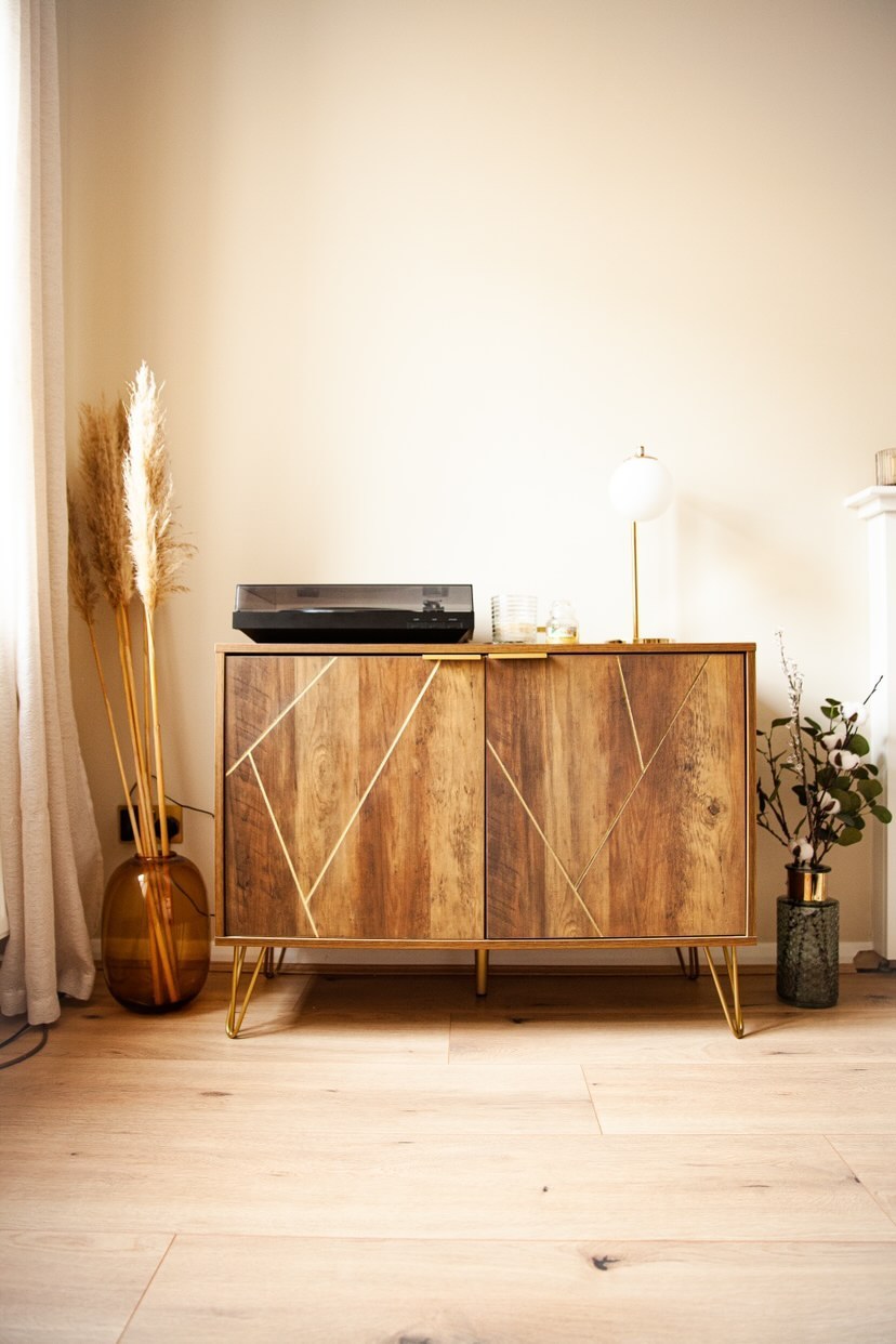 Lori - Della Brown Living Room