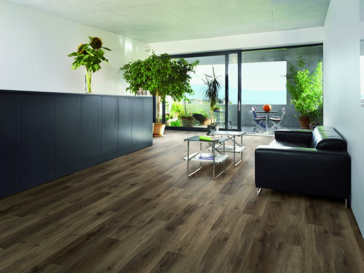 Lori - Worn Oak Roomshot