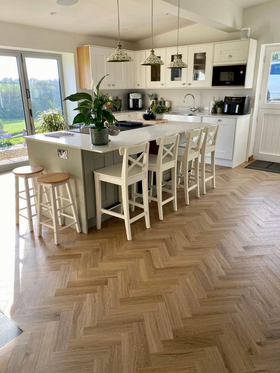 Finesse Parquet -  Marni Dryback Beige Dining Room